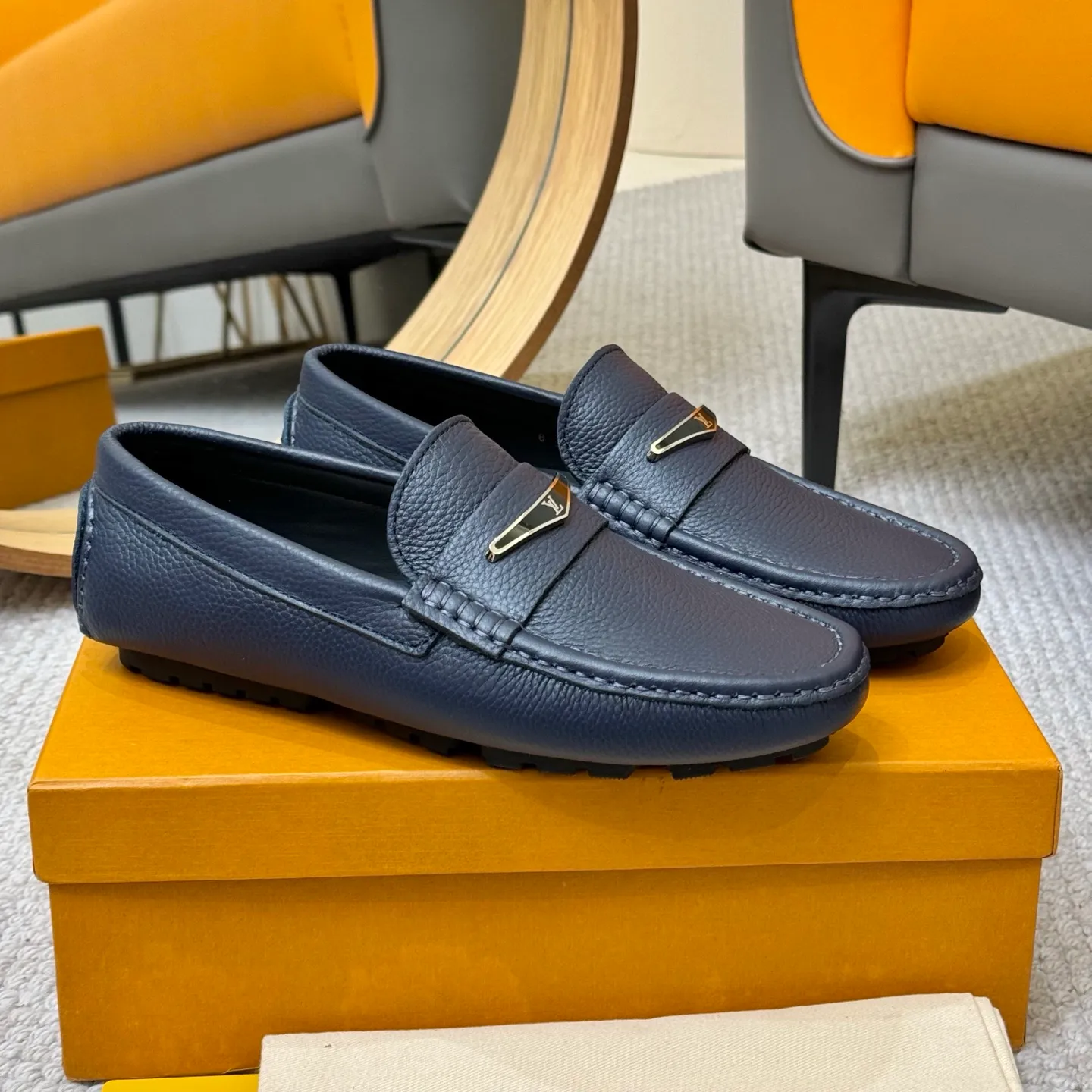 Men's men's shoes 💰420 (Yangli) LV 2⃣️0⃣️2⃣️5️⃣Spring and summer counter GLORIA series models ✈️Original factory special leather production, original last type. A classic driving slip-on casual shoe that shows an elegant style with exquisite craftsmanship details such as Monogram embossing all over the upper🌀Italian imported calfskin fabric Sheepskin foot pads➕Inside～Private mold replica sole Unique style Comfortable driving slip-on Size: 4-12 (38-46) Comes with [Counter packaging: original box, wrapping paper, card, instruction manual, shoehorn, cloth bag] No pressure to enter and leave the counter!